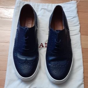Low top sneaker